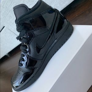 Jordan 1 Mid SE black